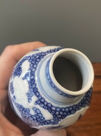 Een paar Chinese blauw-witte vazen en vier zoutvaten in blauw-wit, famille rose en Imari-stijl, Kangxi/Qianlong