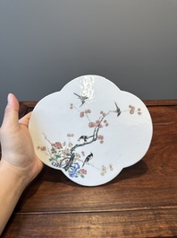 Paire de plaques en porcelaine de Chine famille rose &agrave; d&eacute;cor d'oiseaux parmi des branches fleuries, 19&egrave;me
