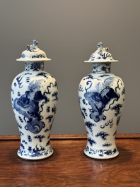 Een paar Chinese blauw-witte dekselvazen en drie potten, 19e eeuw