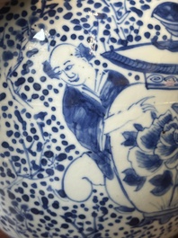 Een paar Chinese blauw-witte dekselvazen en drie potten, 19e eeuw