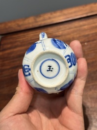 Een Chinese blauw-witte dekselkan met 'Lange Lijzen', jade merk, Kangxi