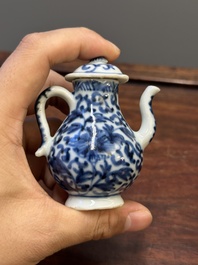 Deux vases, deux pichets miniatures et une bo&icirc;te &agrave; th&eacute; en porcelaine de Chine en bleu et blanc, Kangxi