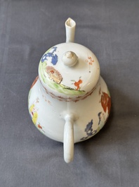 Une soupi&egrave;re couverte sur son support en porcelaine de Chine famille rose &agrave; d&eacute;cor mandarin et une th&eacute;i&egrave;re couverte, Qianlong