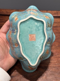 Een paar Chinese famille rose bladvormige kommen met vlinders op turquoise fondkleur, Jiaqing merk en periode