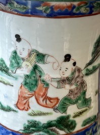 Vase en porcelaine de Chine famille verte &agrave; d&eacute;cor de guerriers &agrave; cheval, 19&egrave;me