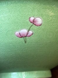 Een Chinese famille rose kom met sgraffito groene fondkleur, Qianlong merk en periode