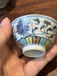 Een paar Chinese doucai kopjes met lotusslingers, Guangxu merk en periode