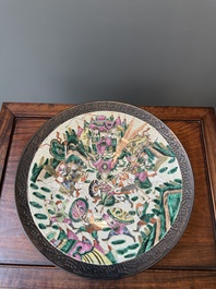 Une paire de pots et un plat en porcelaine de Chine famille rose de Nankin, marque de Chenghua, 19&egrave;me