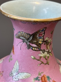 Een Chinese famille rose vaas met vlinders op roze sgraffito fond, Qianlong merk en mogelijk periode