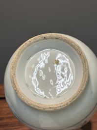 Twee Chinese blauw-witte dekselkannen met floraal decor, Yongzheng/Qianlong