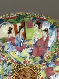 Une paire d'assiettes en porcelaine de Chine en bleu et blanc surd&eacute;cor&eacute; en Canton, une assiette aux gar&ccedil;ons jouant et une assiette ajour&eacute;e, 19&egrave;me