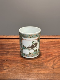 Een Chinese famille verte penselenpot met figuratief decor, 19e eeuw