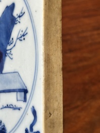 Carreau en porcelaine de Chine en bleu et blanc &agrave; d&eacute;cor de 'Longue Dame', Kangxi