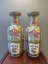 Paire de vases de forme rouleau en porcelaine de Chine famille rose de Canton, 19&egrave;me
