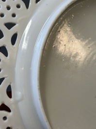 Une paire d'assiettes en porcelaine de Chine en bleu et blanc surd&eacute;cor&eacute; en Canton, une assiette aux gar&ccedil;ons jouant et une assiette ajour&eacute;e, 19&egrave;me