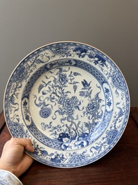 Twee Chinese blauw-witte schotels met floraal decor, Yongzheng