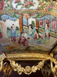 Twee Chinese Canton famille rose kommen met vergulde bronzen monturen, 19e eeuw