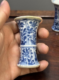 Deux coupes &agrave; pied et quatre vases miniatures de forme 'gu' en porcelaine de Chine en bleu et blanc, Kangxi
