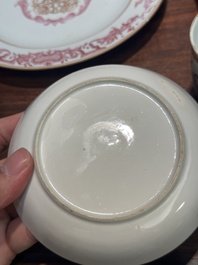 Een paar gemonogrammeerde Chinese roze-ge&euml;mailleerde borden en een paar koppen en schotels met wapendeor, Yongzheng/Qianlong
