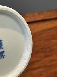 Garniture de cinq vases en porcelaine de Chine en bleu et blanc &agrave; d&eacute;cor de paysage, 19&egrave;me