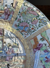 Twee Chinese Canton famille rose schotels met figuratief decor, 19e eeuw