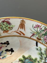 Twee Chinese Canton famille rose schotels met figuratief decor, 19e eeuw