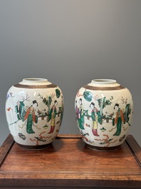 Une paire de pots et un plat en porcelaine de Chine famille rose de Nankin, marque de Chenghua, 19&egrave;me