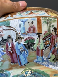 Een Chinese Canton famille rose dekselterrine  met bijbehorend bord, 19e eeuw