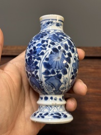 Vijf Chinese blauw-witte vazen, Kangxi