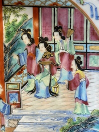 Twee Chinese Canton famille rose schotels met figuratief decor, 19e eeuw