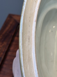 Een Chinese Canton famille rose dekselterrine  met bijbehorend bord, 19e eeuw