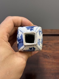 Deux vases, deux pichets miniatures et une bo&icirc;te &agrave; th&eacute; en porcelaine de Chine en bleu et blanc, Kangxi