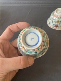 Twee paar Chinese famille verte koppen en schotels, Kangxi