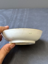 Ensemble des quatre tasses, soucoupes et une verseuse en porcelaine de Chine famille rose &agrave; d&eacute;cor de deux chevaux, Qianlong