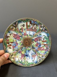 Une paire d'assiettes en porcelaine de Chine en bleu et blanc surd&eacute;cor&eacute; en Canton, une assiette aux gar&ccedil;ons jouant et une assiette ajour&eacute;e, 19&egrave;me