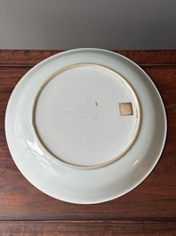 Plat en porcelaine de Chine famille rose &agrave; d&eacute;cor floral, Qianlong
