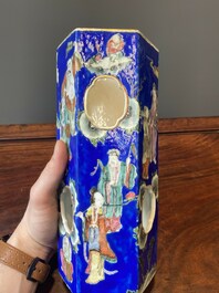 Paire de rares porte-chapeaux en porcelaine de Chine famille rose sur fond bleu &agrave; d&eacute;cor de 'huit immortels', marque et &eacute;poque de Tongzhi