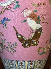 Een Chinese famille rose vaas met vlinders op roze sgraffito fond, Qianlong merk en mogelijk periode