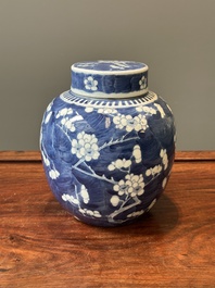 Een paar Chinese blauw-witte dekselvazen en drie potten, 19e eeuw