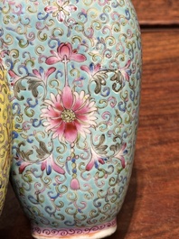 Een Chinese famille rose dubbele vaas met floraal decor, Qianlong merk, 19e eeuw