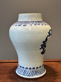 Rare vase en porcelaine de Chine en bleu et blanc &agrave; d&eacute;cor floral, Kangxi