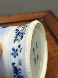 Paire de vases couverts en porcelaine de Chine en bleu, blanc et rouge de cuivre, marque de Kangxi, 19&egrave;me