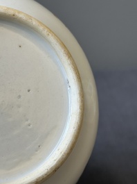 Une soupi&egrave;re couverte sur son support en porcelaine de Chine famille rose &agrave; d&eacute;cor mandarin et une th&eacute;i&egrave;re couverte, Qianlong
