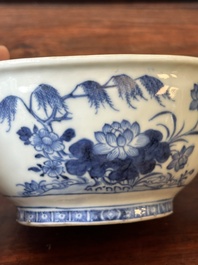 Paire de sauci&egrave;res et terrines couvertes en porcelaine de Chine en bleu et blanc, Qianlong