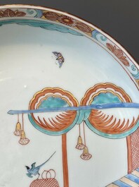 Paire d'assiettes en porcelaine de Chine de style Kakiemon d&eacute;cor&eacute;es aux Pays-Bas, 18&egrave;me