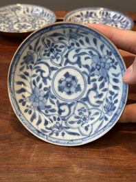 Een verzameling van 23 Chinese koppen en schotels, Kangxi/Qianlong