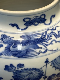 Vase en porcelaine de Chine en bleu et blanc &agrave; d&eacute;cor des 'Longues Dames', Kangxi