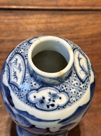 Garniture de cinq vases en porcelaine de Chine en bleu et blanc &agrave; d&eacute;cor de paysage, 19&egrave;me