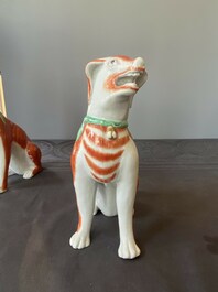 Paire de mod&egrave;les de chiens en porcelaine de Chine polychrome d'exportation, Qianlong