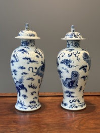 Een paar Chinese blauw-witte dekselvazen en drie potten, 19e eeuw